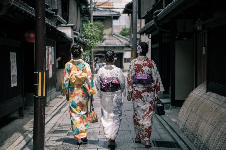 Japanischer Hersteller setzt auf traditionelle Ohrenschützer, die perfekt  zu Kimonos passen