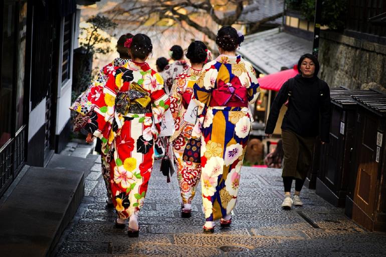 Japanischer Hersteller setzt auf traditionelle Ohrenschützer, die perfekt  zu Kimonos passen